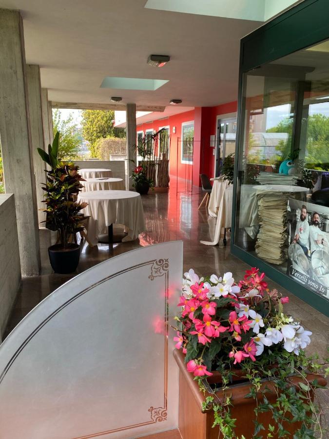 Hotel Cinzia Ristorante Christian E Manuel Верчели Екстериор снимка
