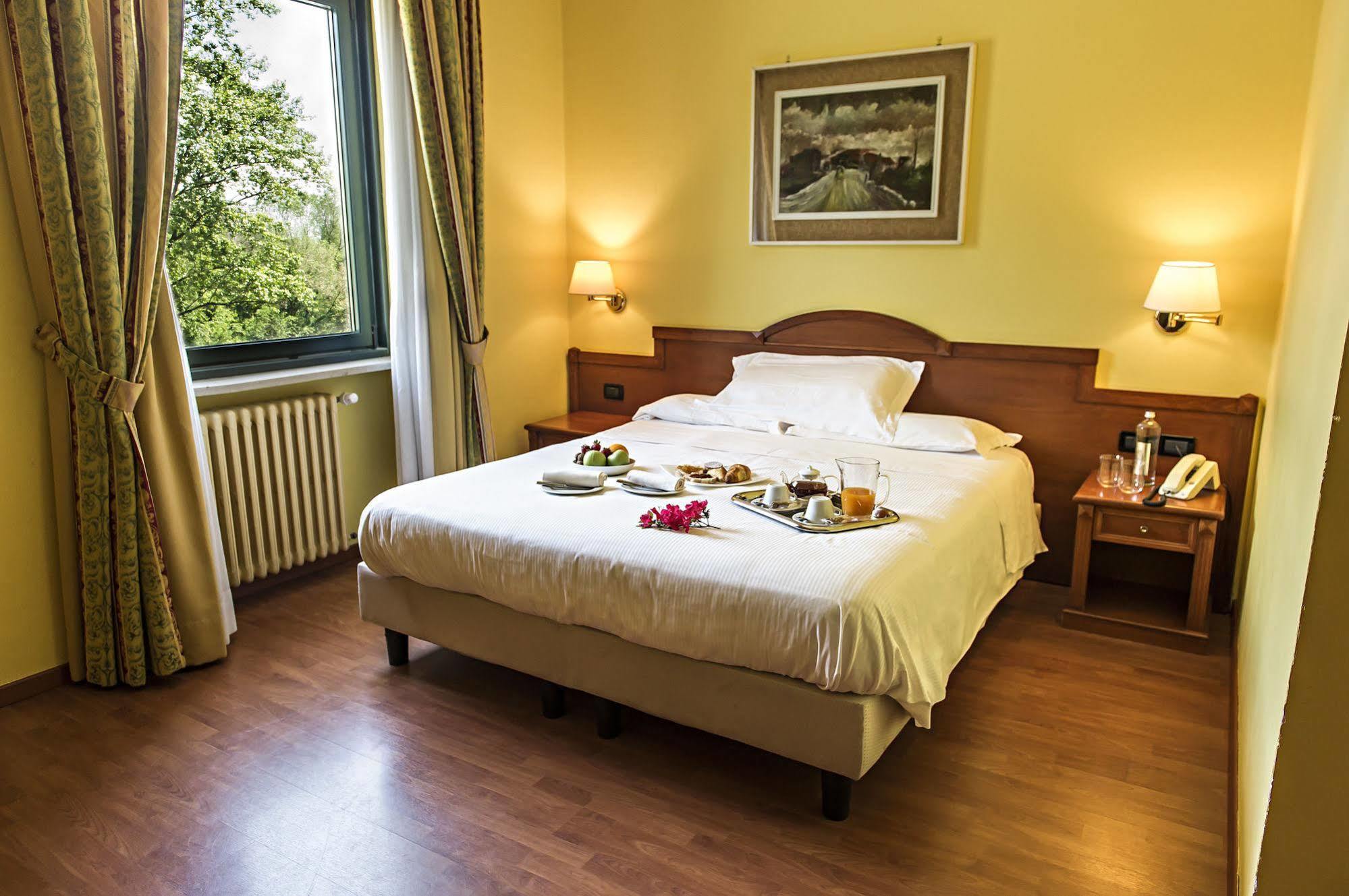 Hotel Cinzia Ristorante Christian E Manuel Верчели Екстериор снимка